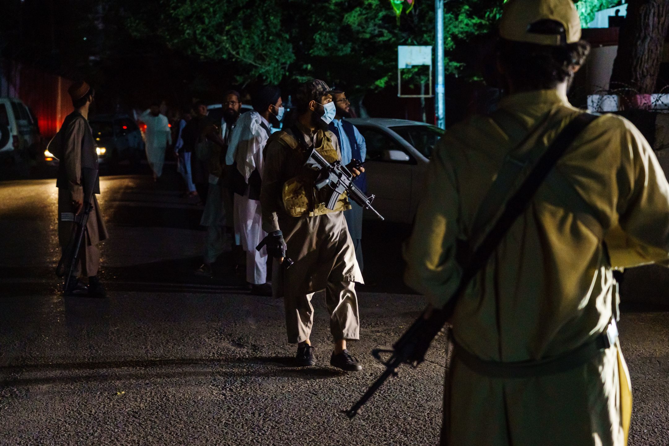 KABUL, AFGHANISTAN -- AUGUST 17, 2021: Taliban fighters take charge of security outside Zabihullah Mujahid, the Taliban spokesmanÕs press conference, in the green zone in Kabul, Afghanistan, Tuesday, Aug. 17, 2021. (MARCUS YAM / LOS ANGELES TIMES)