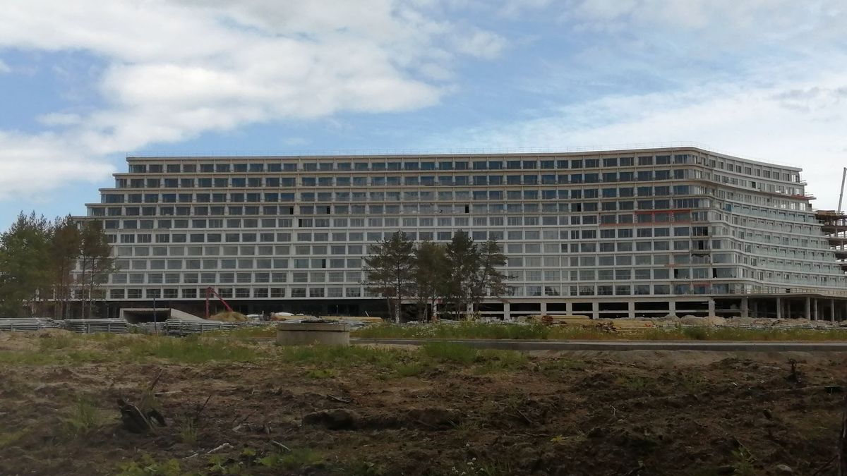 Budowa Hotelu Gołębiewski w Pobierowie trwa, choć przez epidemię znacznie zwolniła