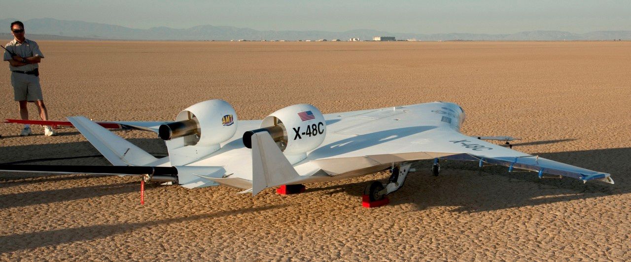 Rozwój samolotu X-48 opracowanego w układzie blended-wing body zakończył się na etapie zdalnie sterowanego latającego modelu o rozpiętości 6,4 metra. Pełnowymiarowy płatowiec miałby rozpiętość około 73 metrów.