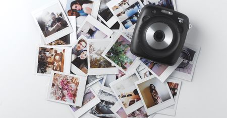Instax Square SQ10 pozwoli na cyfrową obróbkę i robienie zdjęć w kwadracie