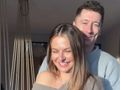 Krótki filmik o poranku. Rozanielona Lewandowska w objęciach męża
