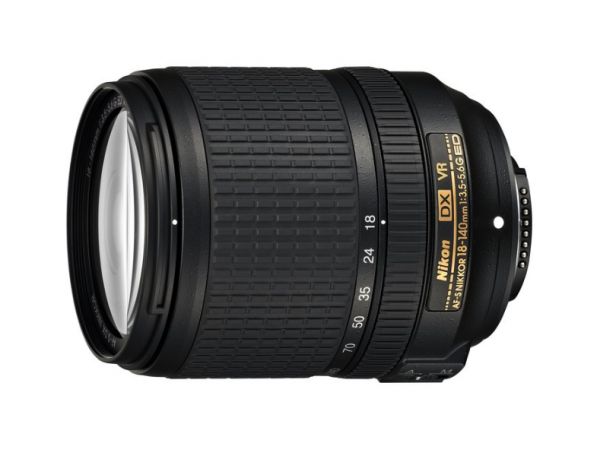 Premiery Nikona: obiektyw NIKKOR 18–140 mm f/3,5–5,6 oraz prosta lampa SB-300 1