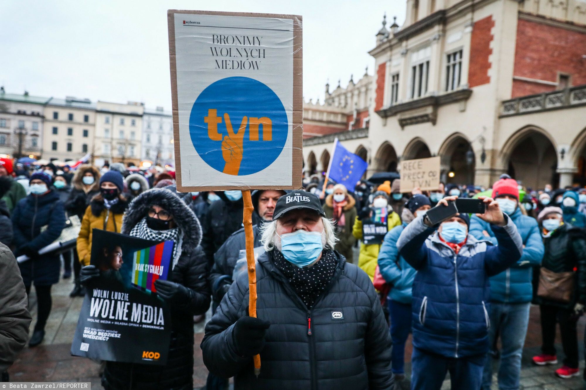 Protesty przeciw "lex TVN" przemilczane w TVP. Zamiast tego... krytyczny reportaż o stacji 