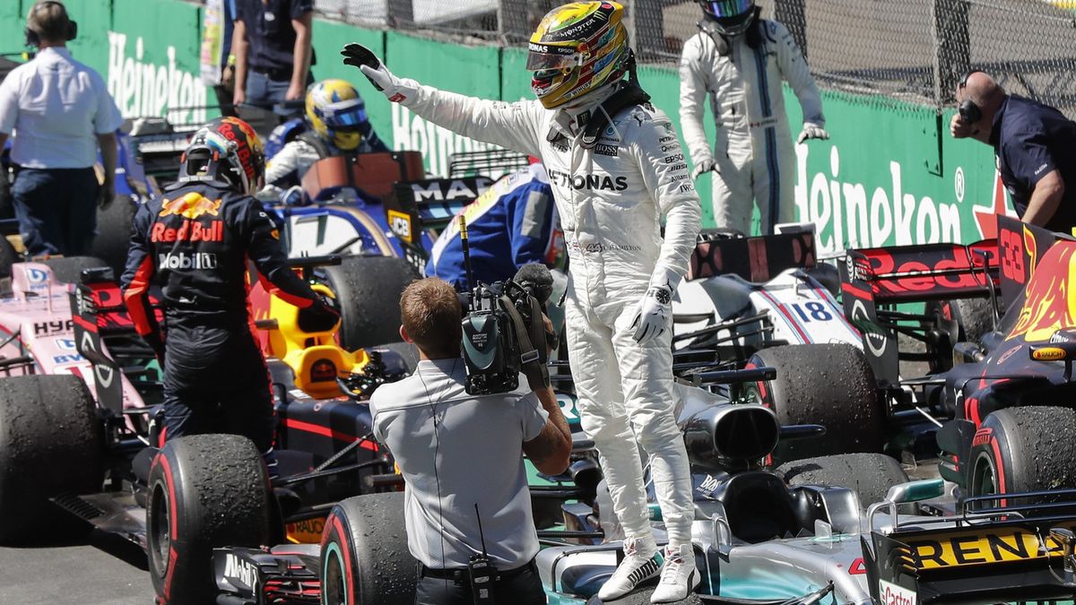 Lewis Hamilton pozdrawia brazylijskich kibiców po zakończeniu wyścigu