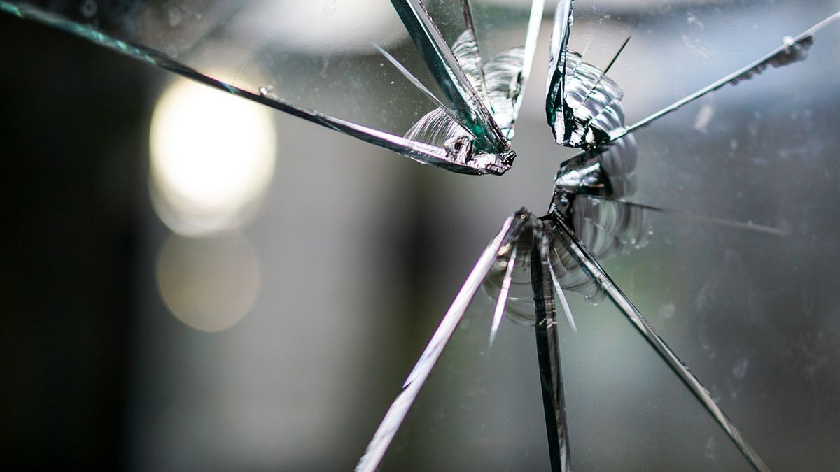 Nagle z okna zostały tylko drobinki szkła