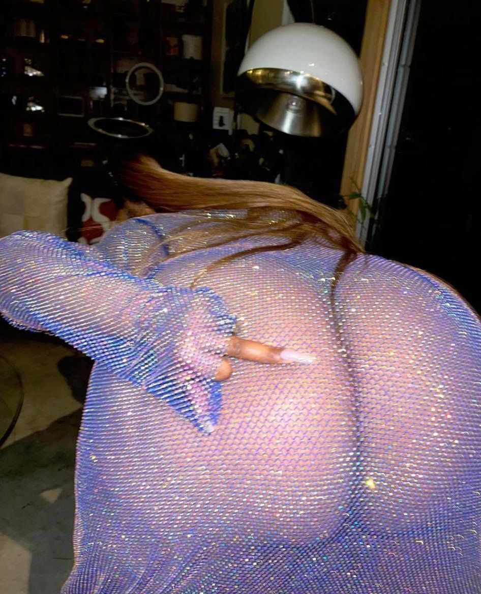Lizzo szokuje w wyzywającej kreacji na urodzinach Cardi B