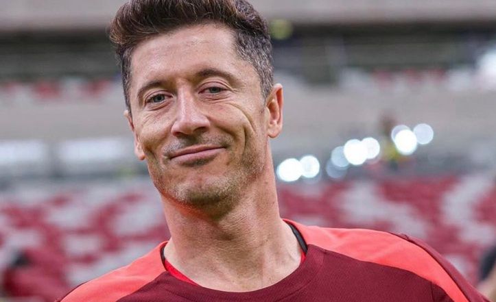 Robert Lewandowski z córkami na plaży robią babki z piasku. Piłkarz pokazał twarze Klary i Laury (FOTO)