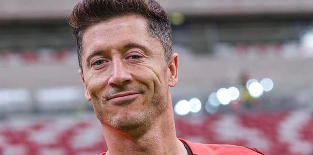 Robert Lewandowski z córkami na plaży robią babki z piasku. Piłkarz pokazał twarze Klary i Laury (FOTO)