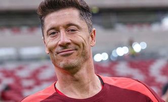 Robert Lewandowski z córkami na plaży robią babki z piasku. Piłkarz pokazał twarze Klary i Laury (FOTO)