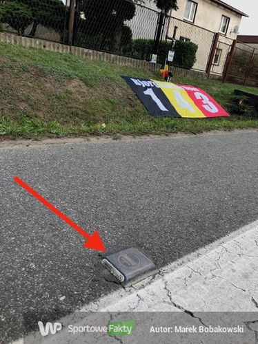 Według ustaleń prokuratury, zaznaczony na zdjęciu odblask (wystający ok. 1,5 cm z asfaltu), który ma poprawiać bezpieczeństwo na jezdni był przyczyną śmiertelnego upadku Lambrechta.