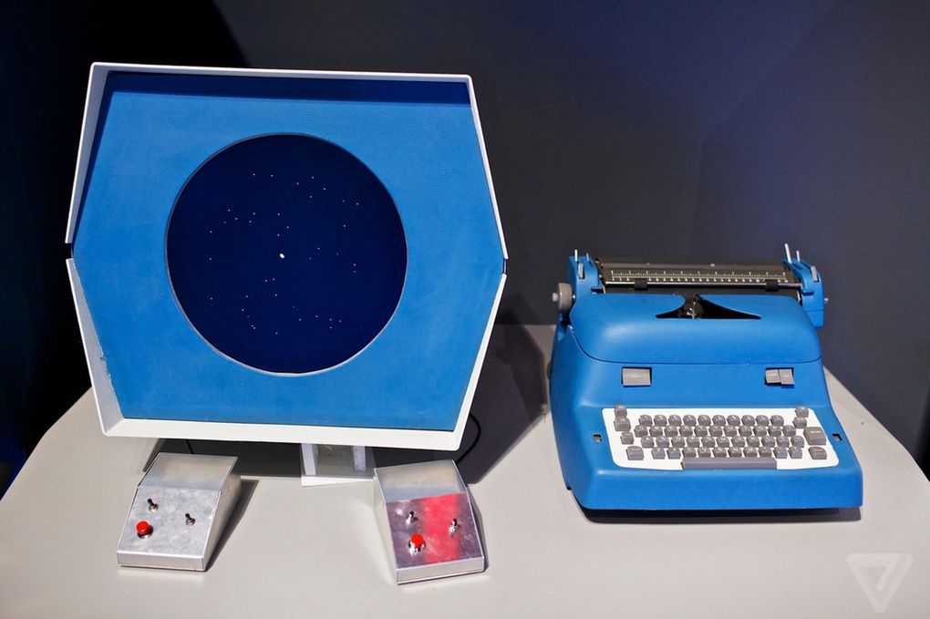 Maszyna do pisania widoczna po prawej stronie służyła do pisania oraz drukowania. Była niezwykle zawodna i dość szybko wymieniano ją na inne modele.