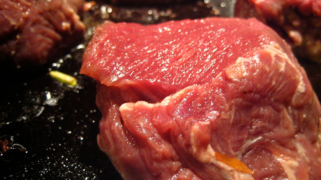 Surowe mięso z łosia