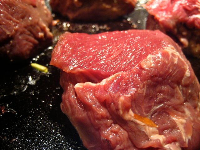 Surowe mięso z łosia