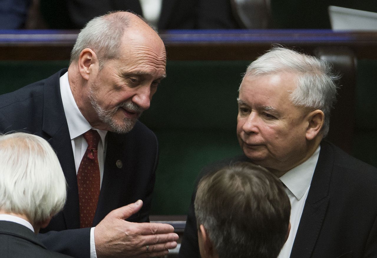 Antoni Macierewicz i podkomisja smoleńska. "Z ostatniej chwili" w "Wiadomościach" TVP