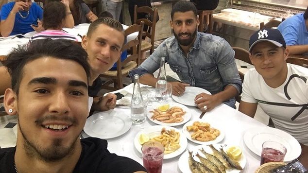 Alex Januszkiewicz (drugi z lewej) spędza wolny czas w towarzystwie kolegów-piłkarzy. Fot. archiwum prywatne.