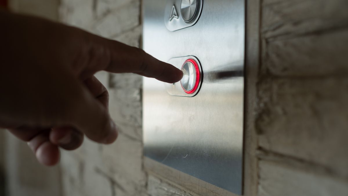 Pasażerka MPK zatrzasnęła się w windzie na przystanku autobusowym