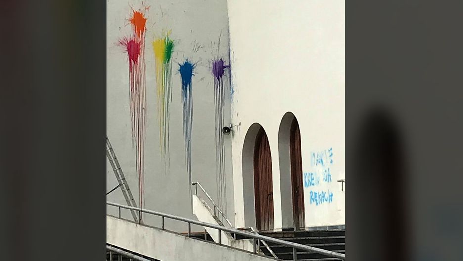 Szczecin. Napisy "Tylko LGBT" na kościele. Policja szuka sprawców (screen: FB/FideiDefensorPL)