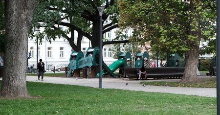 Mężczyzna miał obnażać się przed dzieckiem na Placu Litewskim. Czytelniczka apeluje do rodziców o czujność