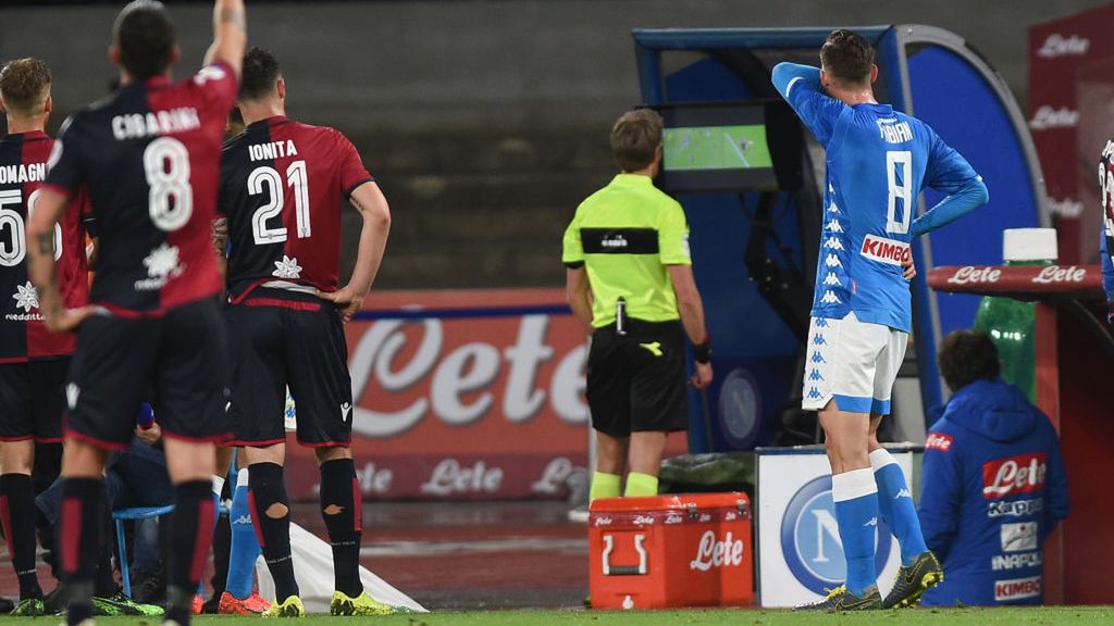 Zdjęcie okładkowe artykułu: Getty Images /  Marco Luzzani - Inter/FC Internazionale  / Na zdjęciu: sędzia korzystający z VAR podczas meczu Serie A