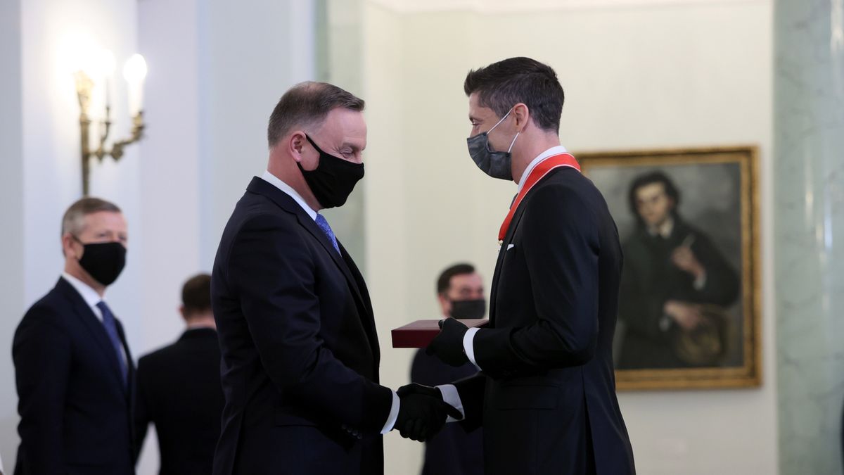 Prezydent Andrzej Duda (z lewej) i Robert Lewandowski (z prawej) podczas uroczystości wręczenia Krzyża Komandorskiego Orderu Odrodzenia Polski