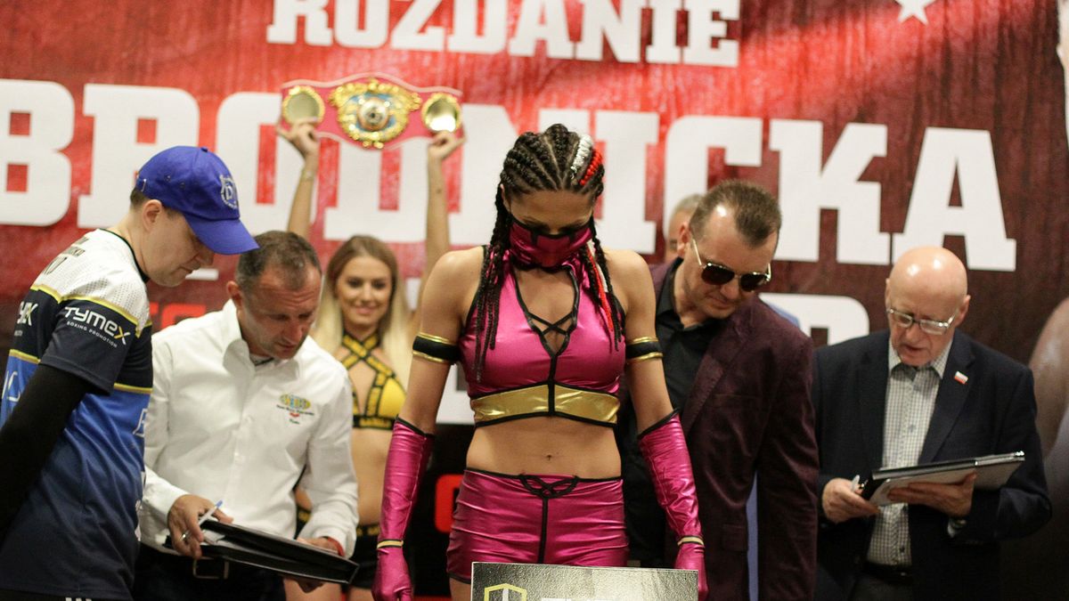 WP SportoweFakty / Tomasz Kudala / Na zdjęciu: Ewa Brodnicka na ważeniu przed walką z Irmą Adler (12.05.17)