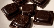 Wielu je taką czekoladę, myśląc, że jest zdrowsza. Jak faktycznie wpływa na organizm?