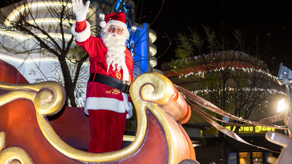 MADRID, SPAIN - DECEMBER 03:  Santa Claus is seen during the Christmas parade at the Christmas Celebration Warner Park during the Christmas Season on December 03, 2023 in Madrid, Spain. (Photo by David Benito/Getty Images)
