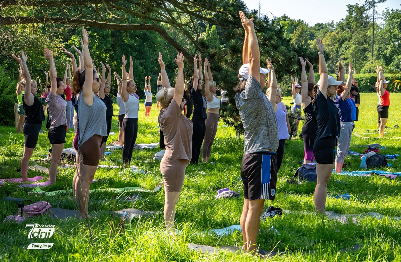 Joga pod chmurką przy dźwiękach gongów