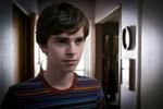 Norman Bates śpi w łóżku z mamą Verą Farmigą