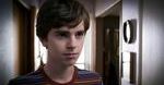 Norman Bates śpi w łóżku z mamą Verą Farmigą