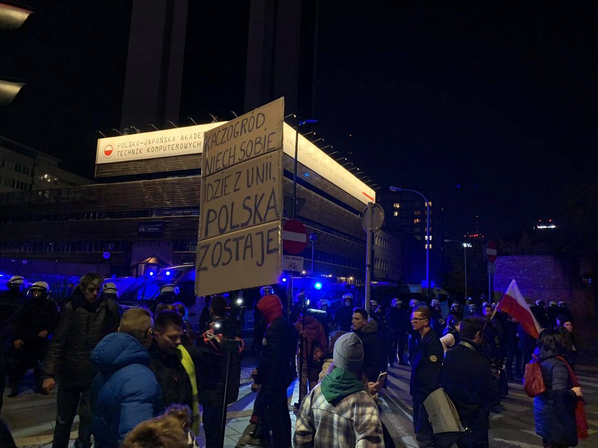 "PiS wyprowadza nas z Unii". Prounijna manifestacja w Warszawie. Protestujący przeszli przed siedzibę PiS 