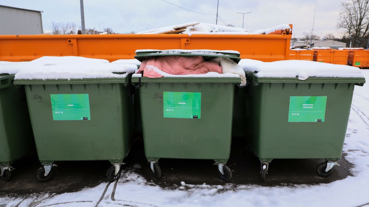 Zbi�rka tekstyli�w w warszawskim PSZOK -u
Fot. Adam Burakowski/East News, Warszawa, 13.01.2025. Zbiorka tekstyliow w  punkcie selektywnego zbierania odpadow komunalnych (PSZOK) przy ul. Tatarskiej w Warszawie. Od nowego roku zbedna, nieuzywana odziez i tekstylia nie powinny trafiac do odpad�w zmieszanych. Czesc materialow nadaje sie do odzysku lub recyklingu. 
Jesli jednak ubrania sa zniszczone oraz nie nadaja sie do dalszego wykorzystania, nalezy oddac je do PSZOK-ow.
Adam Burakowski