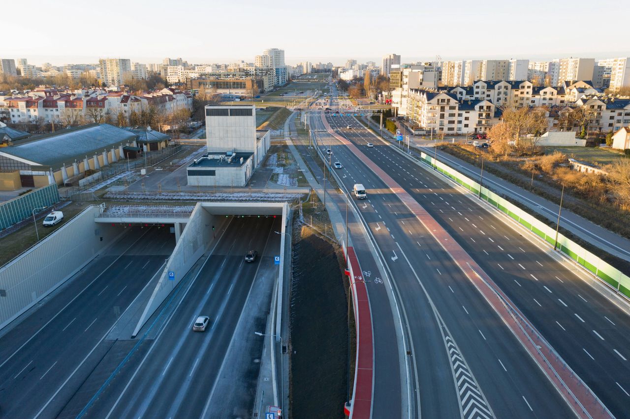 Kierowcy urządzają sesje zdjęciowe w tunelu POW. GDKiA: jeden usiłował stanąć na głowie