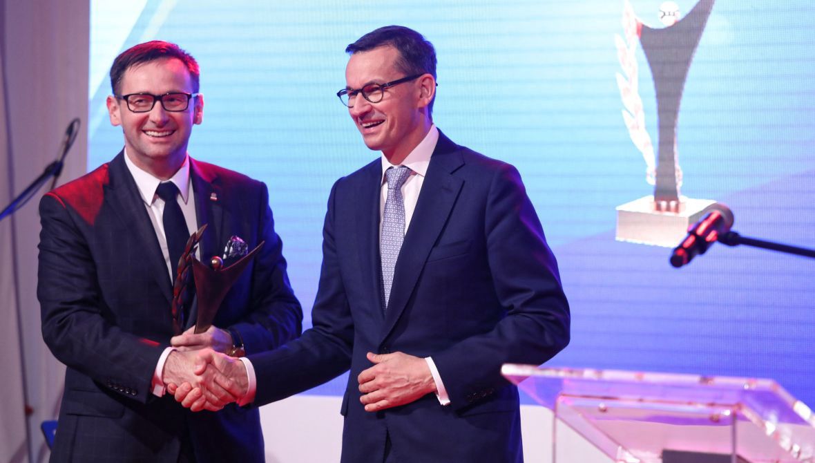 Prezes PKN Orlen Daniel Obajtek (z lewej) i premier Mateusz Morawiecki podczas uroczystej gali V edycji Nagrody Złoty Laur Super Biznesu.