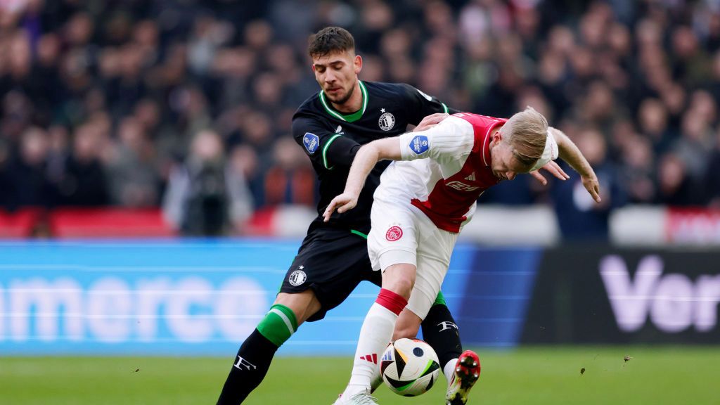 Getty Images / Rico Brouwer/Soccrates / Na zdjęciu: Jakub Moder (w czarnej koszulce) i Davy Klaassen