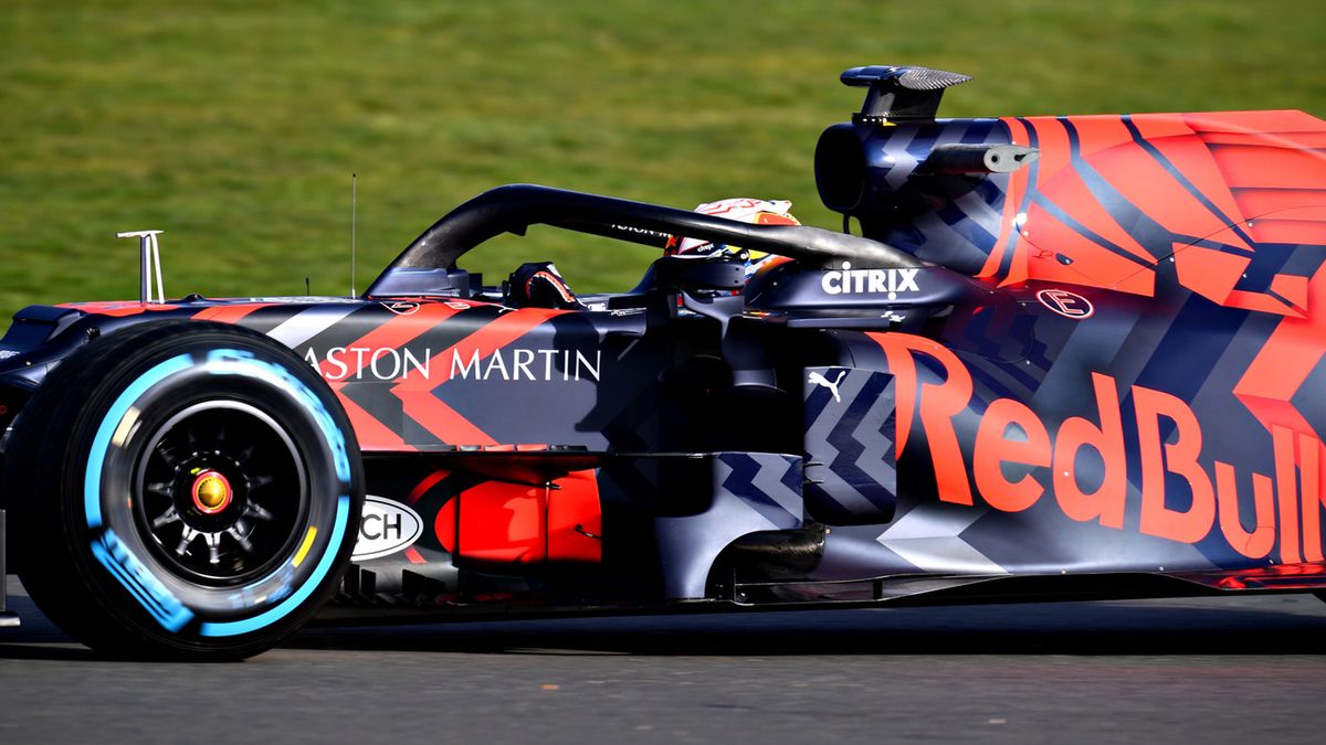 Zdjęcie okładkowe artykułu: Materiały prasowe / Red Bull / Na zdjęciu: Max Verstappen za kierownicą modelu RB15