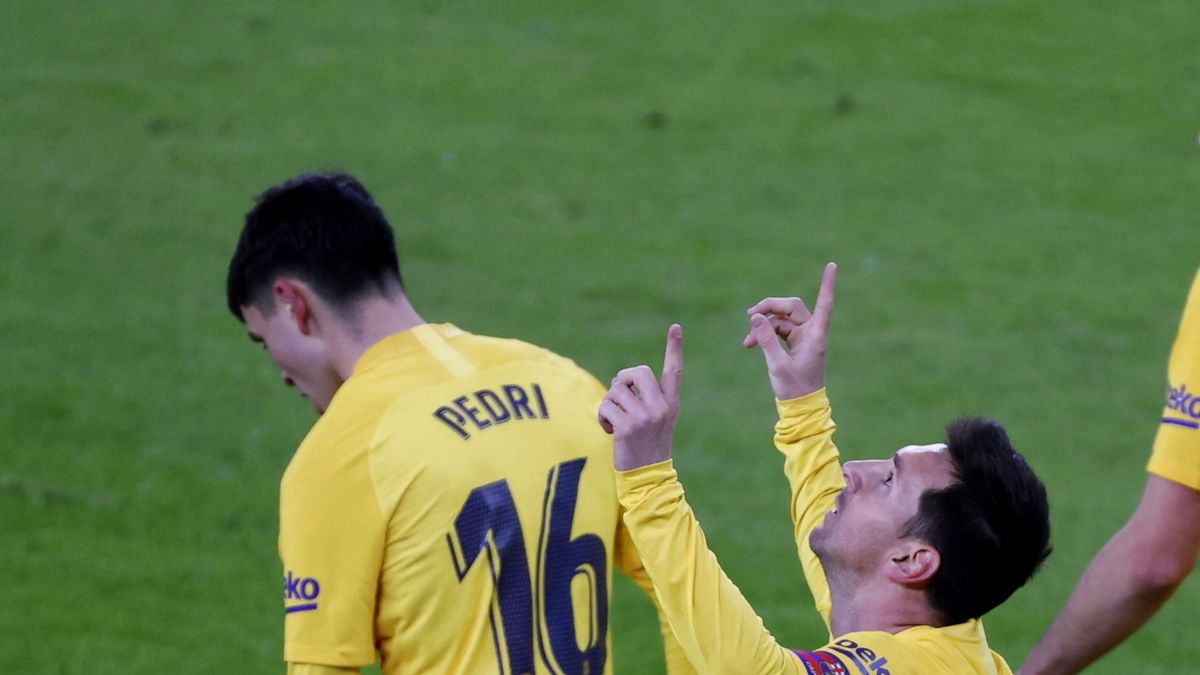 Lionel Messi (z prawej) cieszy się z gola
