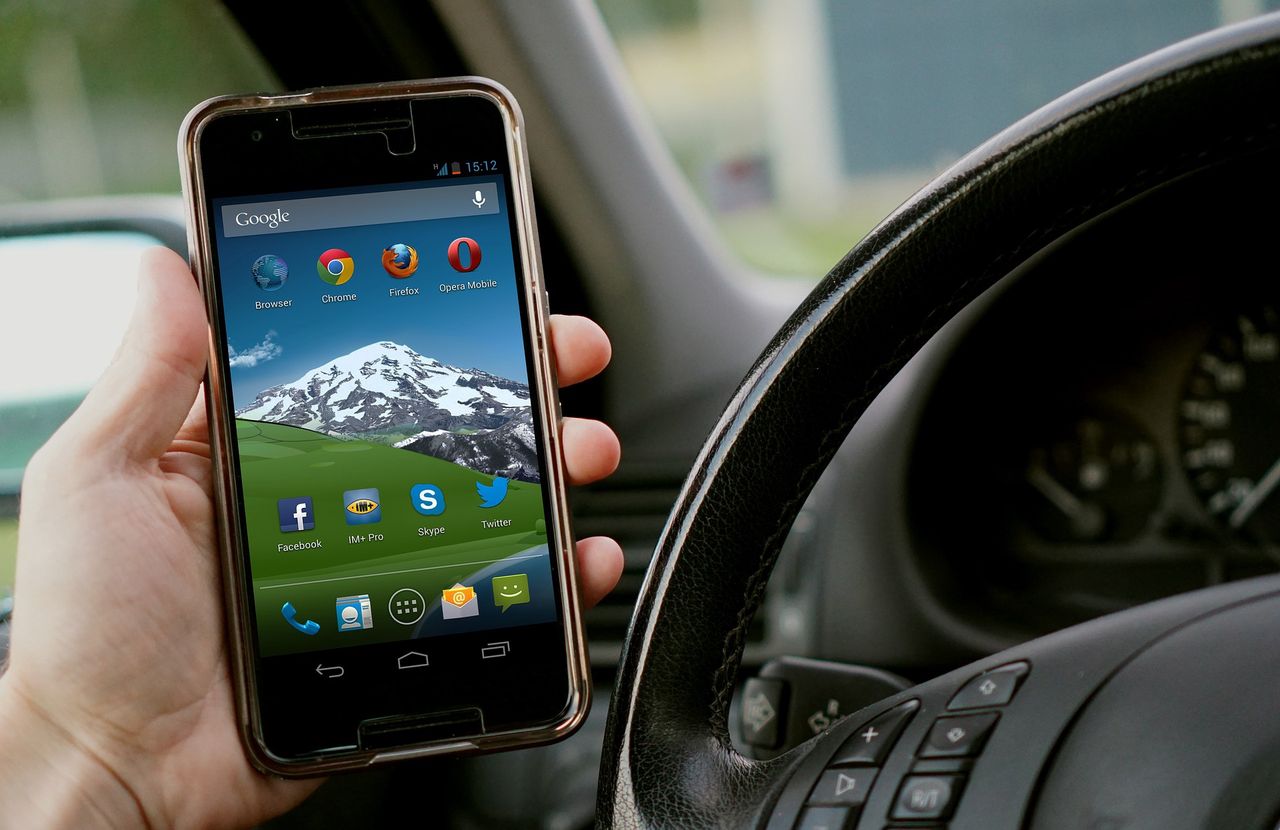Trzymanie telefonu w dłoni podczas prowadzenia samochodu to kiepski pomysł 