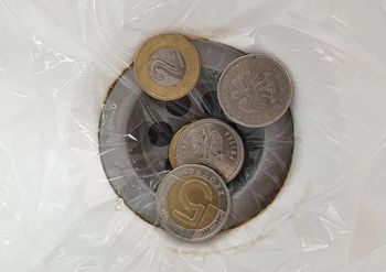 Wrzuć monety do umywalki w hotelu. Sprytny sposób turystów