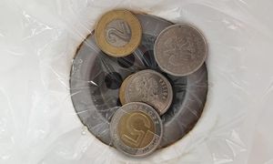 Wrzuć monety do umywalki w hotelu. Sprawdzony sposób turystów