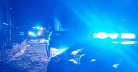 Najpierw rzucił się na jednego policjanta. Potem zaatakował kolejnego