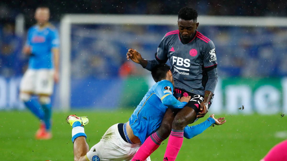 Nieszczęśliwe zderzenie Hirvinga Lozano (Napoli) z Wilfredem Ndidim (Leicester City) podczas meczu w ramach Ligi Europy