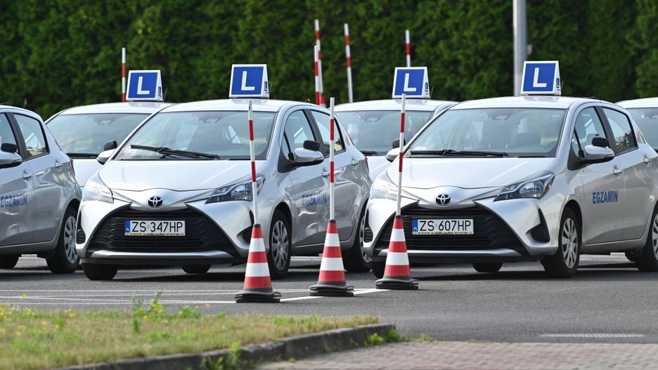 Protest egzaminatorów w Szczecinie, 5 lipca 2022 roku. Przez brak załogi samochody egzaminacyjne pozostały na parkingu tamtejszego WORD-u