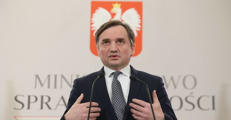 "Ulubiony chłopiec do bicia". Ziobro broni Orbana