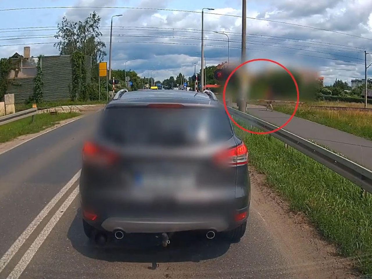 W słuchawkach na uszach prawie zginął pod kołami pociągu. Twierdzi, że przecież nic się nie stało