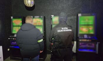 Tczew: Sześć automatów i 20 tys. zł przejęte podczas wspólnej akcji Policji i KAS