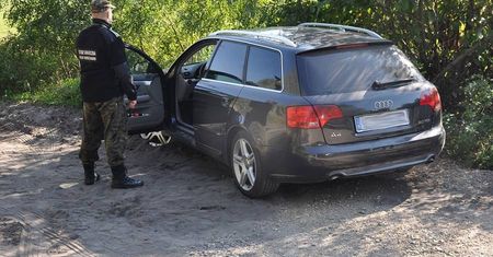 Kierowca Audi wiózł papierosy bez akcyzy. Próbował uciec strażnikom