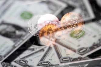 Bitcoin spada poniżej 65 tys. dolarów. Cła Trumpa uderzają