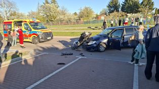 Białystok Zderzenie motocykla z taksówką w pobliżu ogródków działkowych. Lądował śmigłowiec LPR