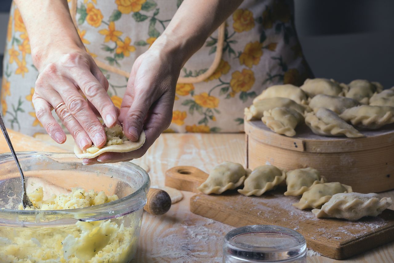 Moja mama robi te pierogi zamiast ruskich. Są lekkie, wiosenne i bardzo pyszne